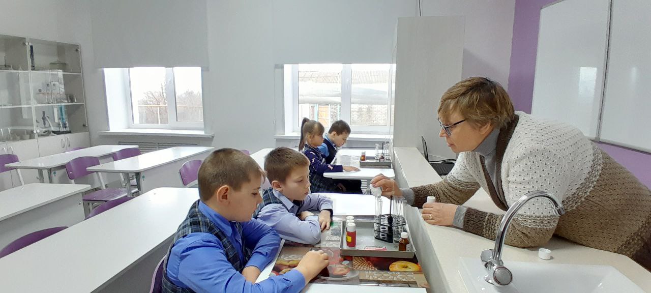 Ребята продолжают знакомиться с индикаторами на занятиях по занимательной химии в центре &amp;quot;Точка роста&amp;quot;.